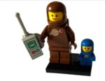 col24-3 - Brown Astronaut and Spacebaby, Series 24 (Complete Set with Stand and Accessories)