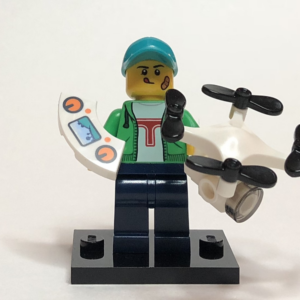 col20-16 - Drone Boy, Series 20 (Complete Set with Stand and Accessories)